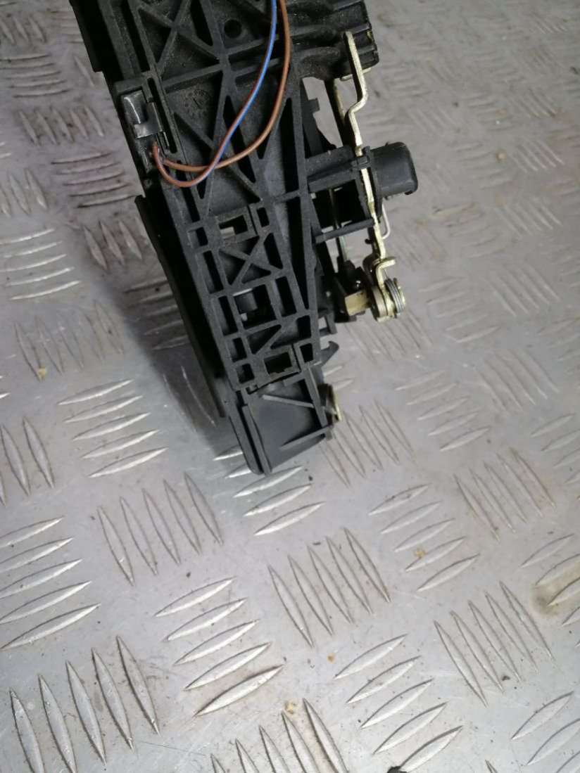 8D9827565C4B0827565H Замок крышки багажника Audi A6 C5 (S6,RS6) 2001г. | Фото № 11 8D9827565C4B0827565H Замок крышки багажника Audi A6 C5 (S6,RS6) 2001г. - Фото 11