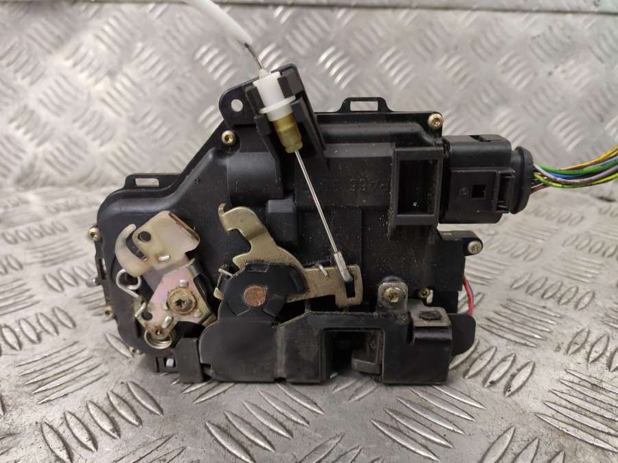 4B1837015G Замок двери передней левой  Audi A6 C5 (S6,RS6) 2004г. | Фото № 2  4B1837015G Замок двери передней левой  Audi A6 C5 (S6,RS6) 2004г. - Фото 2