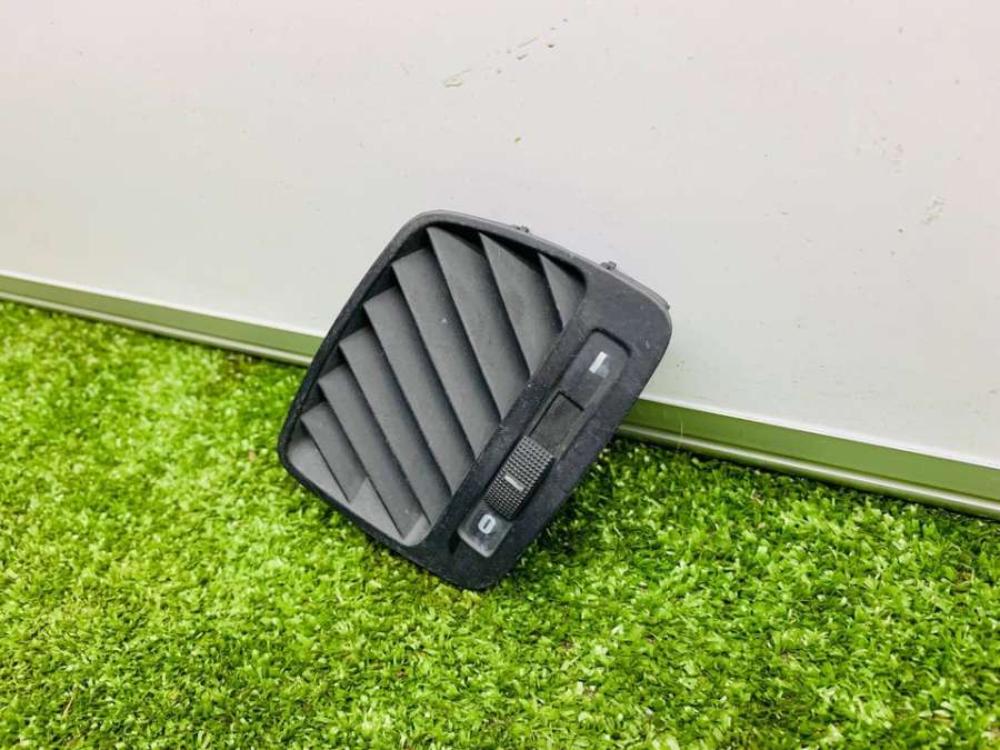 4B0819793  Дефлектор воздушный в торпедо левый   Audi A6 C5 2004г. | Фото № 4  4B0819793  Дефлектор воздушный в торпедо левый   Audi A6 C5 2004г. - Фото 4