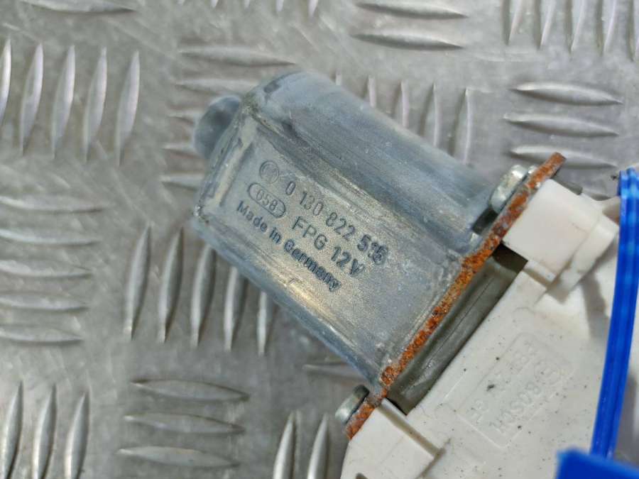 6762704603201398225157046032985159102 Моторчик стеклоподъемника передний правый  BMW 7 F01/F02 2014г. | Фото № 7  6762704603201398225157046032985159102 Моторчик стеклоподъемника передний правый  BMW 7 F01/F02 2014г. - Фото 7