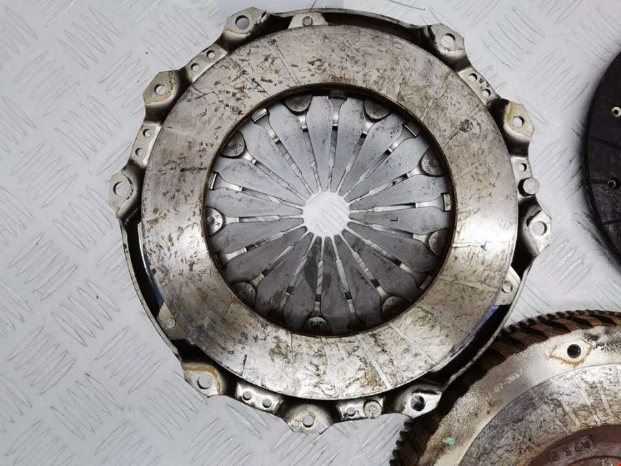 Маховик (демпфер сцепления) Peugeot 307 (2001-2008) Хетчбэк 5дв. 2004г. | Фото № 6 Маховик (демпфер сцепления) Peugeot 307 (2001-2008) Хетчбэк 5дв. 2004г. - Фото 6