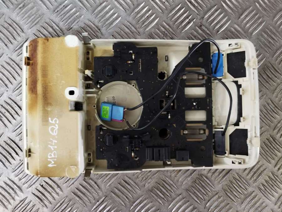 Фонарь салона (плафон) Audi Q5 1 2010г. | Фото № 3 Фонарь салона (плафон) Audi Q5 1 2010г. - Фото 3