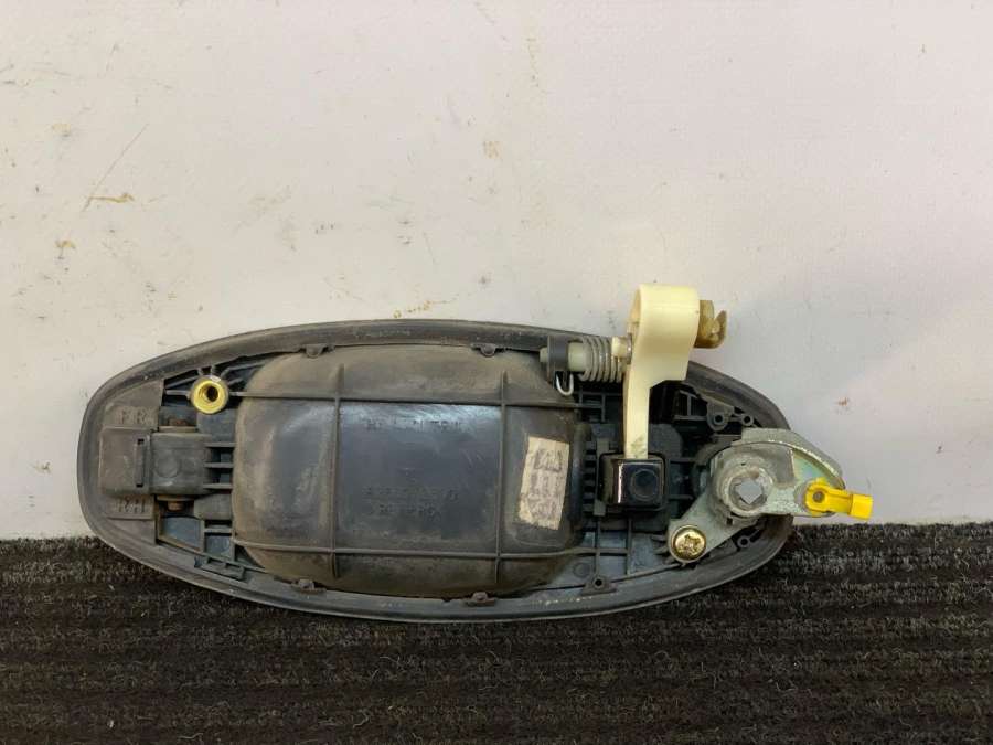 Ручка наружная передняя правая Hyundai Santa Fe 1 поколение внедорожник 2001г. | Фото № 2 Ручка наружная передняя правая Hyundai Santa Fe 1 поколение внедорожник 2001г. - Фото 2