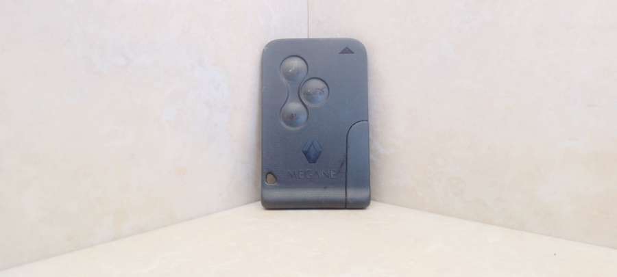 Ключ-карта Renault Laguna 2 хетчбэк 5 дв. 2002г. | Фото № 1 Ключ-карта Renault Laguna 2 хетчбэк 5 дв. 2002г. - Фото 1