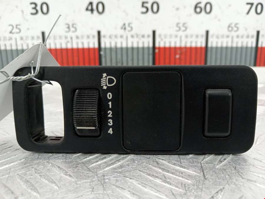 Кнопка корректора фар Mitsubishi Carisma (1995-2004) Хетчбэк 5дв. 1998г. | Фото № 1 Кнопка корректора фар Mitsubishi Carisma (1995-2004) Хетчбэк 5дв. 1998г. - Фото 1