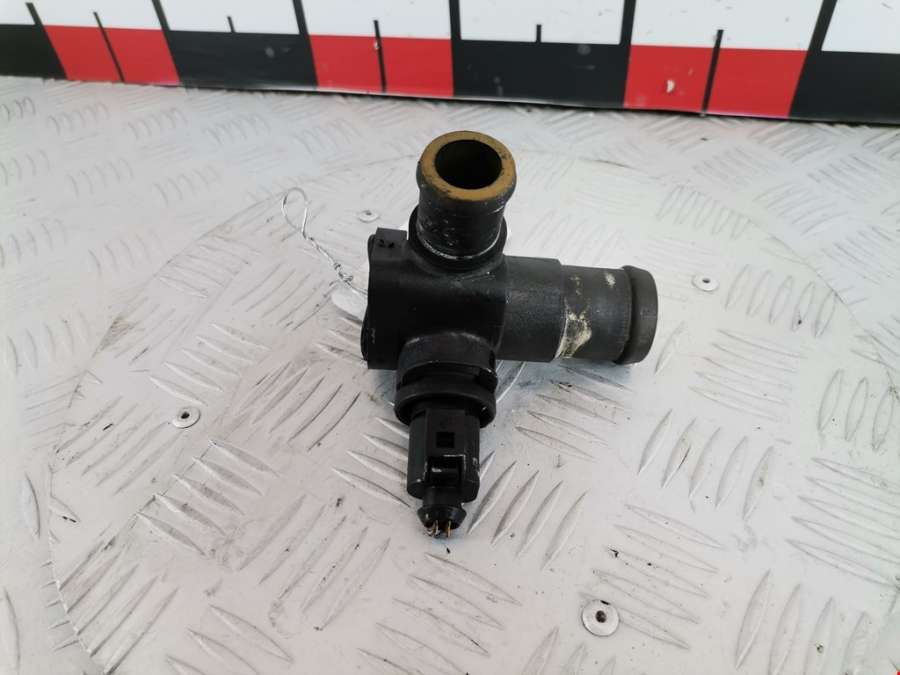 028121132 Фланец (штуцер системы охлаждения тройник) Audi A6 C5 (1997-2005) Универсал 1999г. | Фото № 1 028121132 Фланец (штуцер системы охлаждения тройник) Audi A6 C5 (1997-2005) Универсал 1999г. - Фото 1