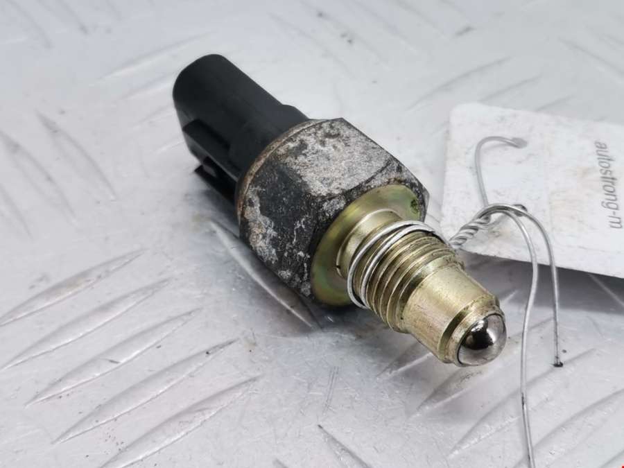 Датчик включения заднего хода (лягушка) Mitsubishi Space_Wagon 3 (1998-2004) Минивэн 2003г. | Фото № 1 Датчик включения заднего хода (лягушка) Mitsubishi Space_Wagon 3 (1998-2004) Минивэн 2003г. - Фото 1