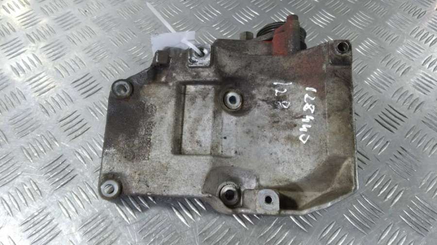 038260885C Кронштейн компрессора кондиционера Volkswagen Passat 2003г. | Фото № 1 038260885C Кронштейн компрессора кондиционера Volkswagen Passat 2003г. - Фото 1