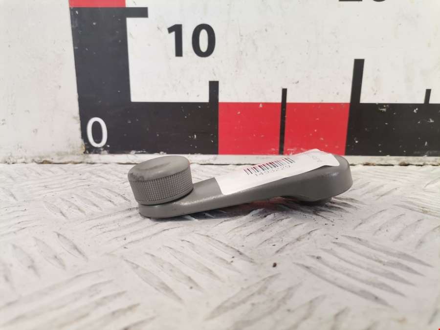 Ручка стеклоподъемника Mazda 2 DY (2003-2007) Хетчбэк 5дв. 2003г. | Фото № 2 Ручка стеклоподъемника Mazda 2 DY (2003-2007) Хетчбэк 5дв. 2003г. - Фото 2