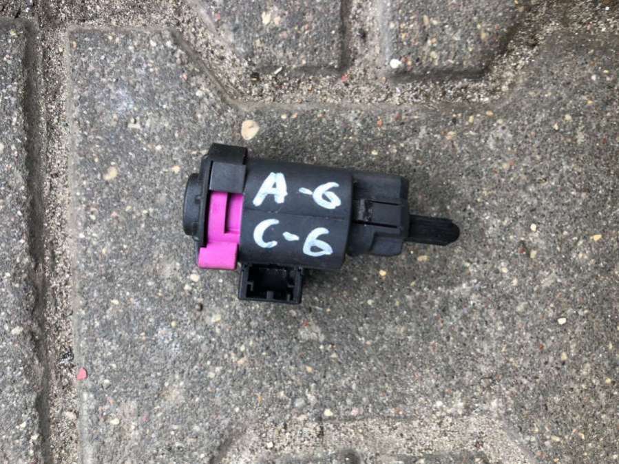 Датчик педали тормоза (лягушка) Audi A6 C6 (S6,RS6) 1992г. | Фото № 2 Датчик педали тормоза (лягушка) Audi A6 C6 (S6,RS6) 1992г. - Фото 2