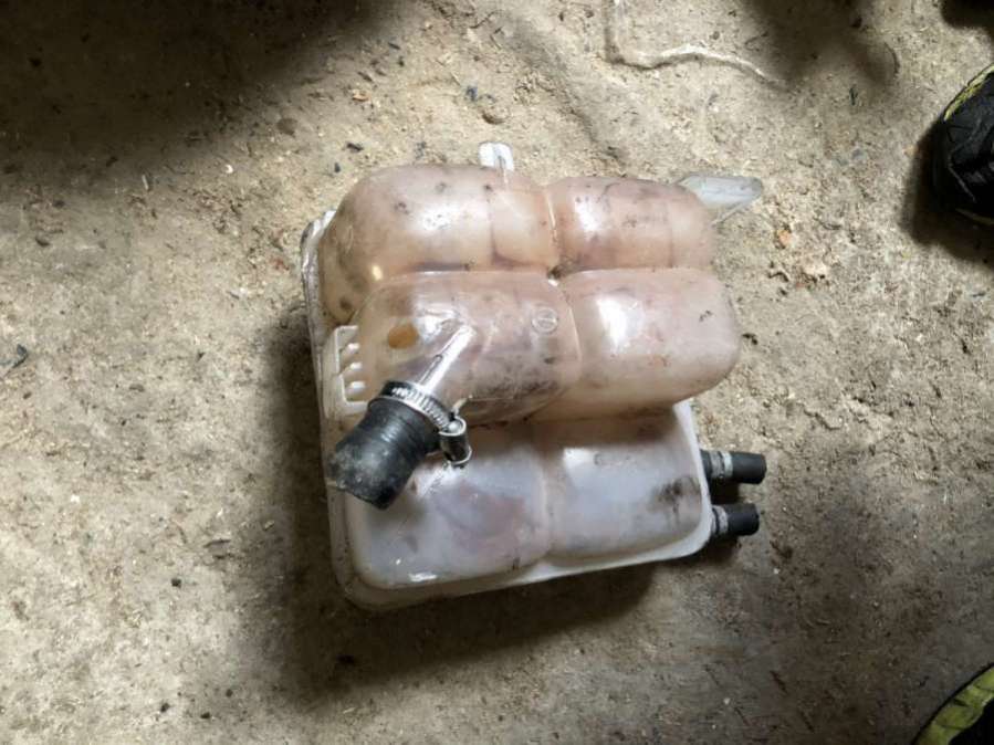 Расширительный бачок Ford Focus 2 2005г. | Фото № 2 Расширительный бачок Ford Focus 2 2005г. - Фото 2