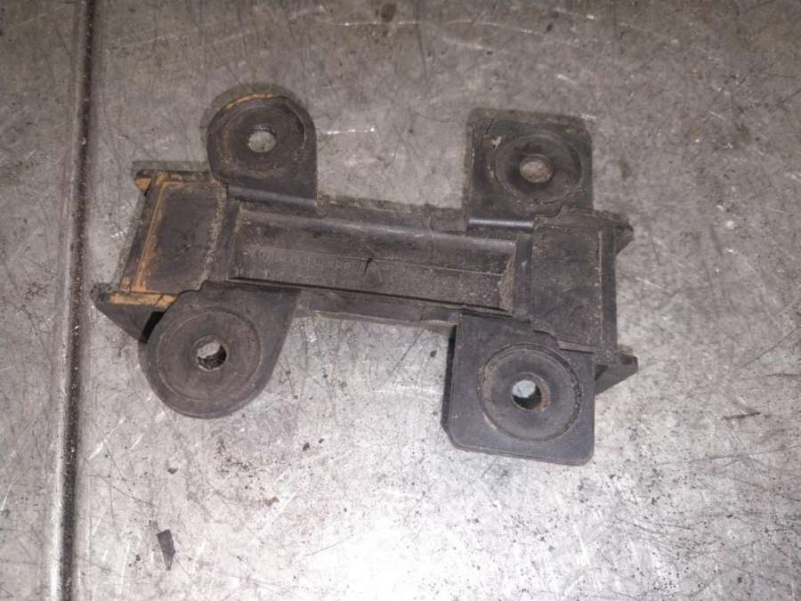 811807253 Кронштейн крепления бампера заднего Audi 200 44/44Q 1988г. | Фото № 3 811807253 Кронштейн крепления бампера заднего Audi 200 44/44Q 1988г. - Фото 3