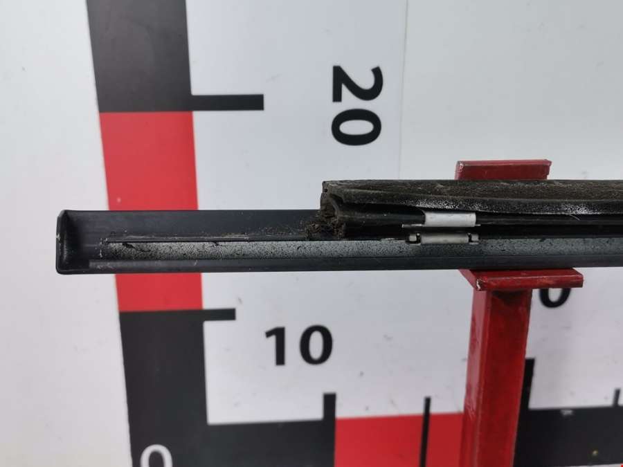 Накладка декоративная (молдинг) стекла двери передней левой Mercedes C-Class (W202) (1993-2001) Седан 1994г. | Фото № 4 Накладка декоративная (молдинг) стекла двери передней левой Mercedes C-Class (W202) (1993-2001) Седан 1994г. - Фото 4