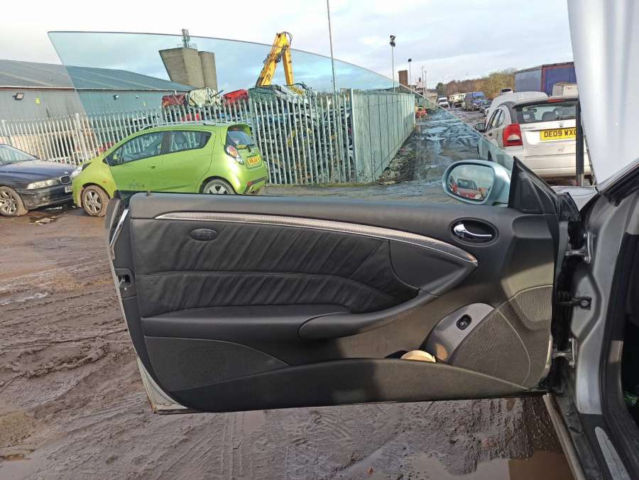 Петля капота правая Mercedes CLK-Class (W209) (2002-2010) Купе 2003г. | Фото № 7 Петля капота правая Mercedes CLK-Class (W209) (2002-2010) Купе 2003г. - Фото 7