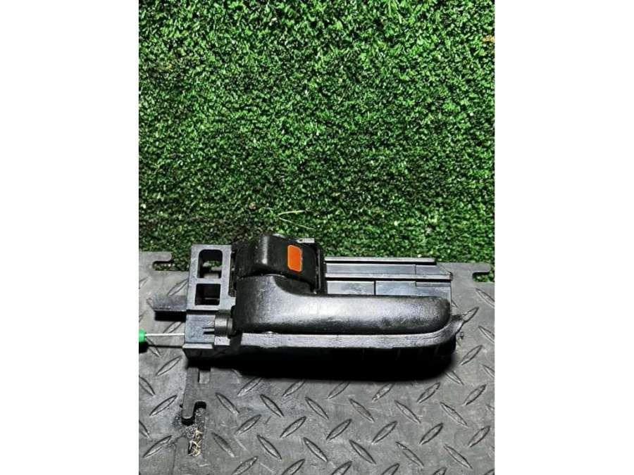 6927402010 Ручка внутренняя задняя левая  Pontiac Vibe 2004г. | Фото № 1  6927402010 Ручка внутренняя задняя левая  Pontiac Vibe 2004г. - Фото 1
