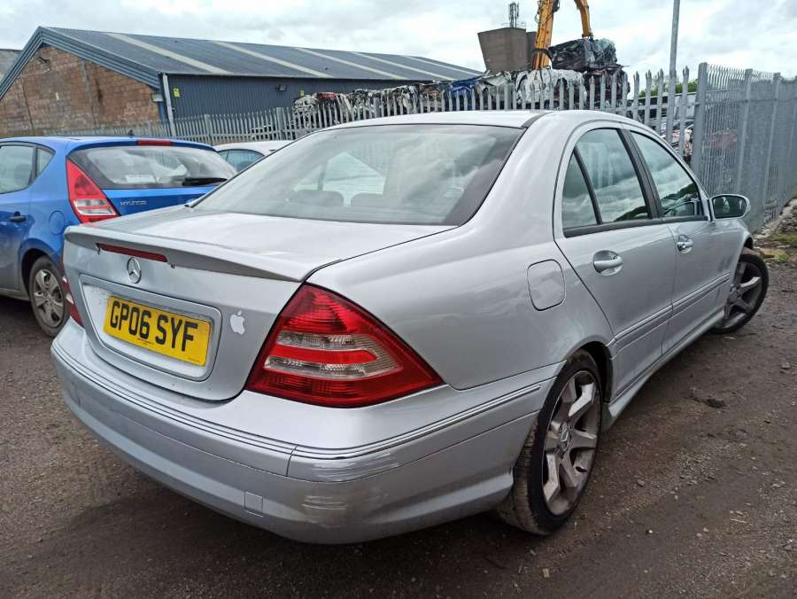 Насос вакуумный Mercedes C-Class (W203) (2000-2008) Седан 2006г. | Фото № 4 Насос вакуумный Mercedes C-Class (W203) (2000-2008) Седан 2006г. - Фото 4