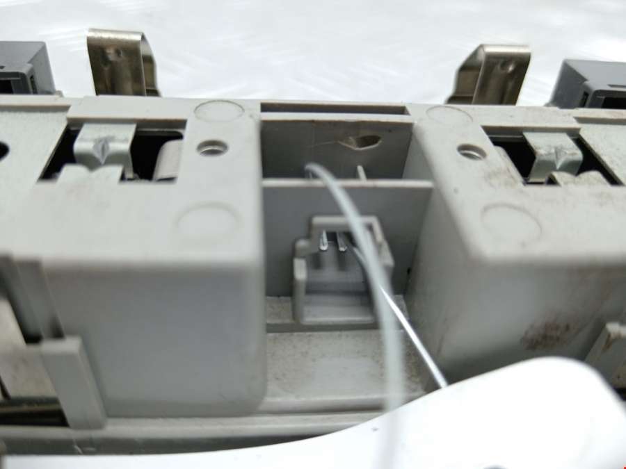 Плафон салонный Toyota Corolla 9 (2001-2007) Хетчбэк 5дв. 2002г. | Фото № 3 Плафон салонный Toyota Corolla 9 (2001-2007) Хетчбэк 5дв. 2002г. - Фото 3