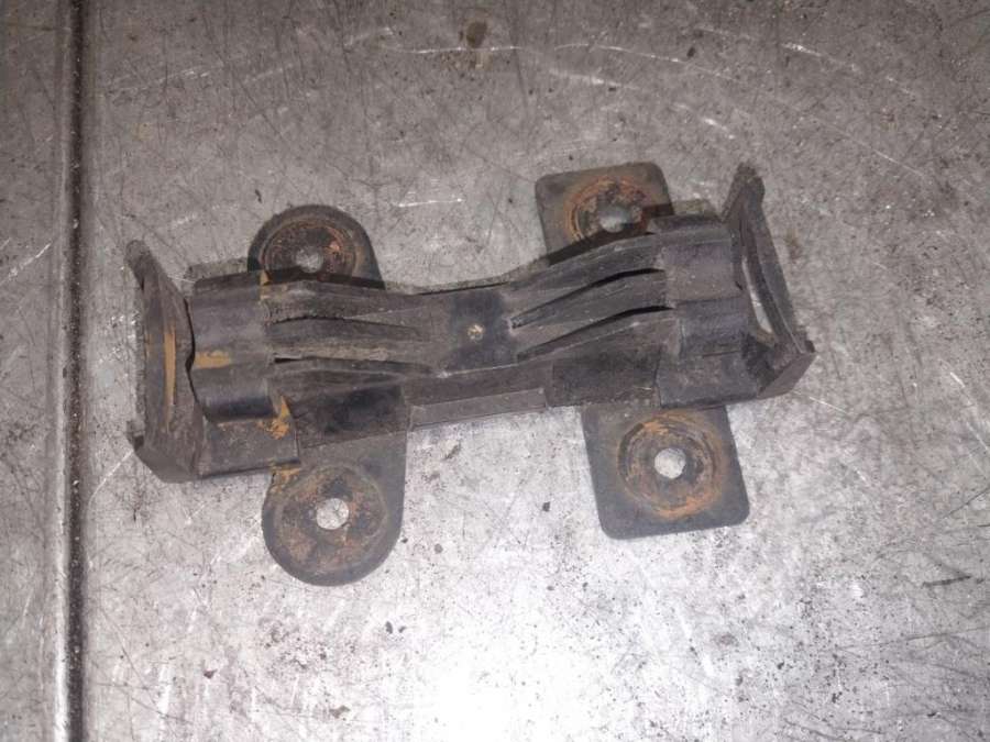 811807253 Кронштейн крепления бампера заднего Audi 200 44/44Q 1988г. | Фото № 1 811807253 Кронштейн крепления бампера заднего Audi 200 44/44Q 1988г. - Фото 1