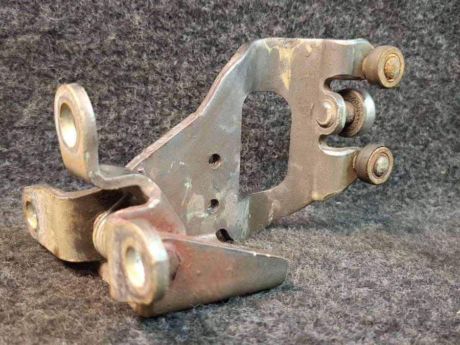 Ролик двери сдвижной правой  Toyota Sienna 2011г. | Фото № 1   Ролик двери сдвижной правой  Toyota Sienna 2011г. - Фото 1