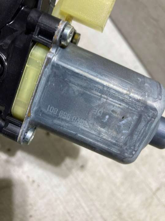 8W0959801 Моторчик стеклоподъемника Audi A4 B9 (2015-2019) 2015г. | Фото № 2 8W0959801 Моторчик стеклоподъемника Audi A4 B9 (2015-2019) 2015г. - Фото 2