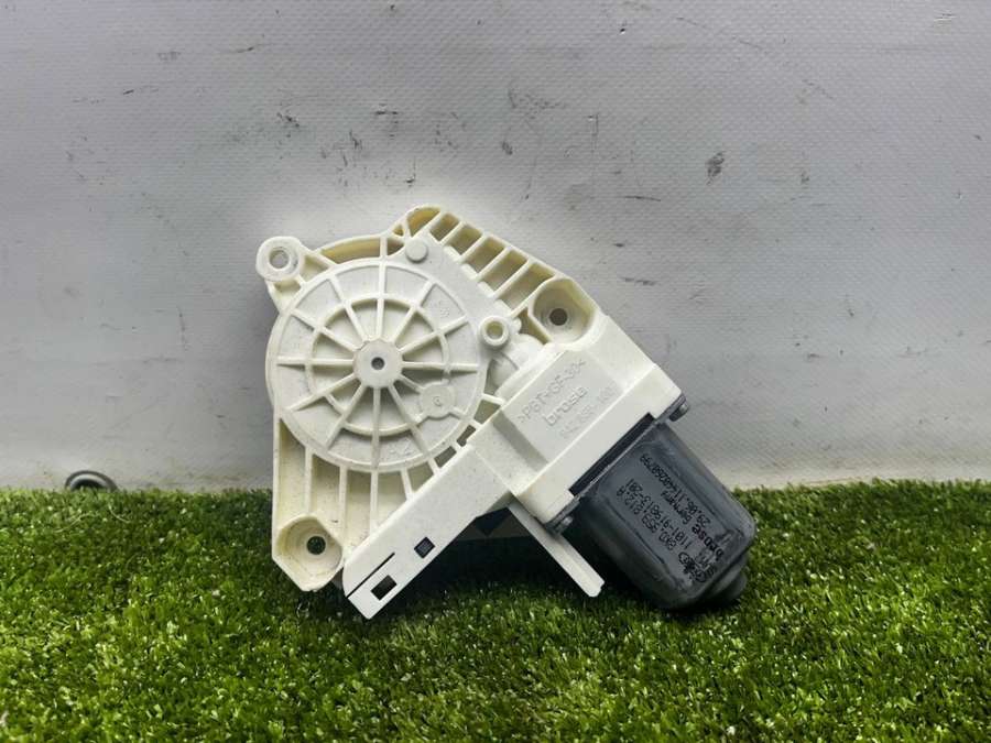 8K0959812A Моторчик стеклоподъемника задний правый Audi A4 B8 2011г. | Фото № 1 8K0959812A Моторчик стеклоподъемника задний правый Audi A4 B8 2011г. - Фото 1