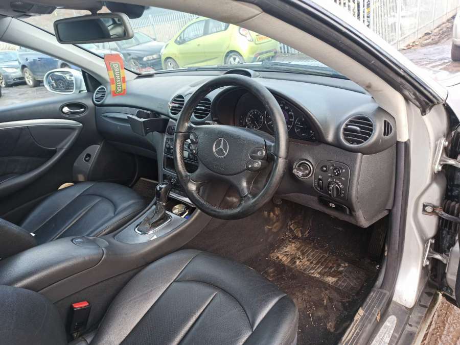 Петля капота правая Mercedes CLK-Class (W209) (2002-2010) Купе 2003г. | Фото № 10 Петля капота правая Mercedes CLK-Class (W209) (2002-2010) Купе 2003г. - Фото 10