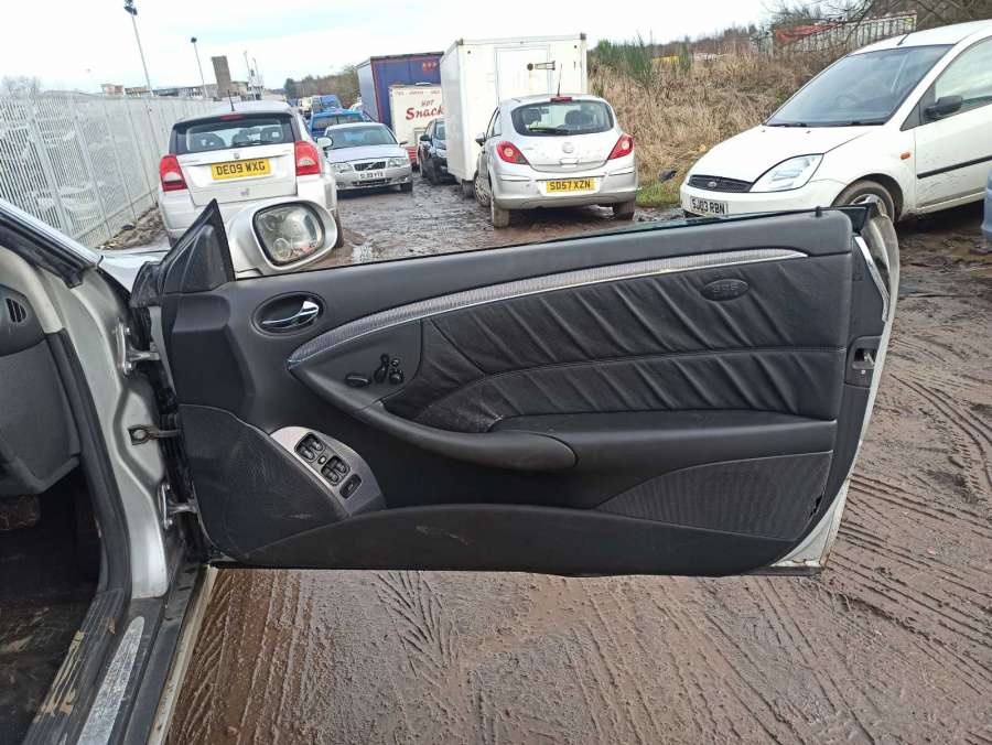 Петля капота правая Mercedes CLK-Class (W209) (2002-2010) Купе 2003г. | Фото № 8 Петля капота правая Mercedes CLK-Class (W209) (2002-2010) Купе 2003г. - Фото 8