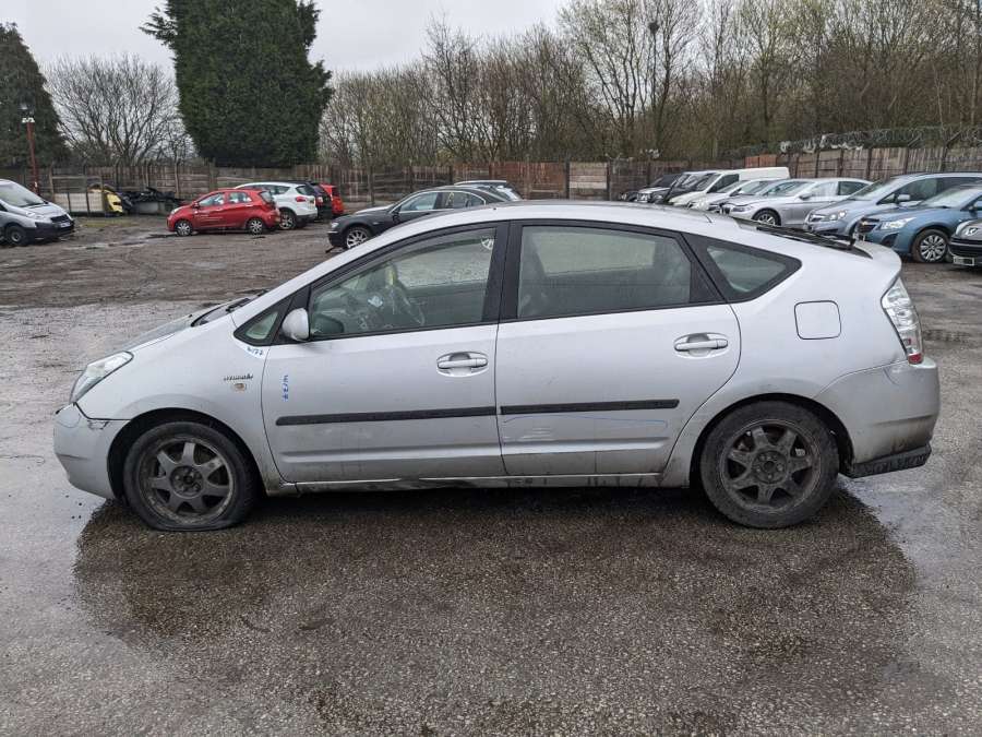 Плафон салонный Toyota Prius 2 (XW20) (2003-2009) Хетчбэк 5дв. 2008г. | Фото № 6 Плафон салонный Toyota Prius 2 (XW20) (2003-2009) Хетчбэк 5дв. 2008г. - Фото 6