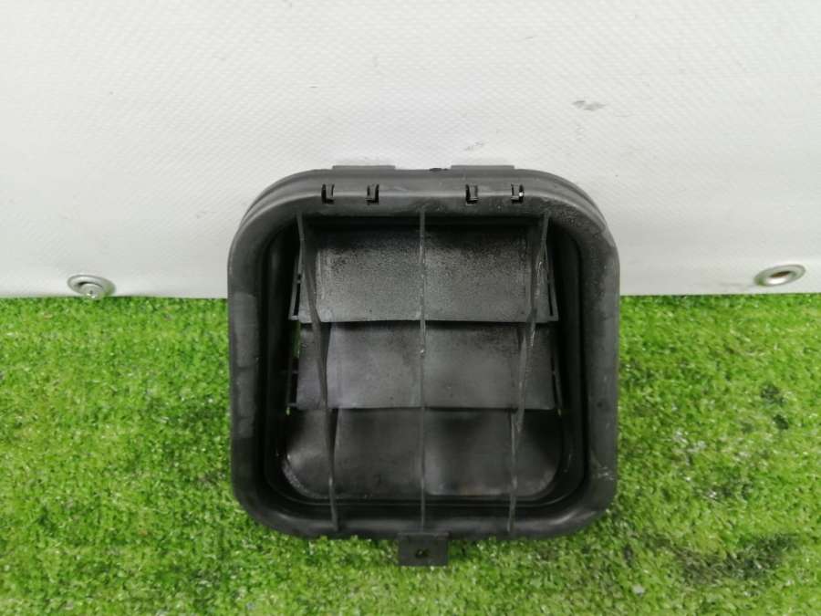 Решетка вентиляции кузова  Audi A6 C5 (S6,RS6) 1999г. | Фото № 2   Решетка вентиляции кузова  Audi A6 C5 (S6,RS6) 1999г. - Фото 2