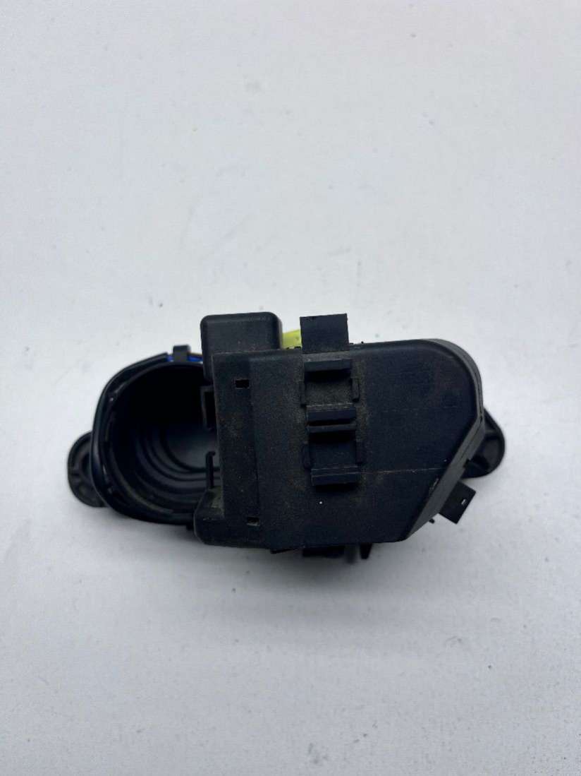 2208210751 Кнопка открытия багажника Mercedes S W220 2002г. | Фото № 4 2208210751 Кнопка открытия багажника Mercedes S W220 2002г. - Фото 4