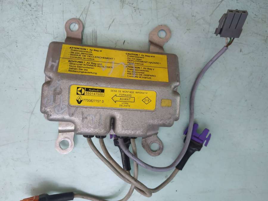 7700827757D Блок управления подушками безопасности  Renault Safrane  1996г. | Фото № 1  7700827757D Блок управления подушками безопасности  Renault Safrane  1996г. - Фото 1