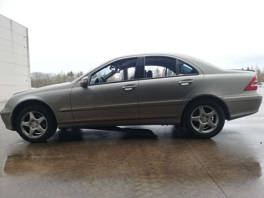 A2036904862 Накладка декоративная (молдинг) крыла переднего правого Mercedes C-Class (W203) (2000-2008) Седан 2004г. | Фото № 12 A2036904862 Накладка декоративная (молдинг) крыла переднего правого Mercedes C-Class (W203) (2000-2008) Седан 2004г. - Фото 12