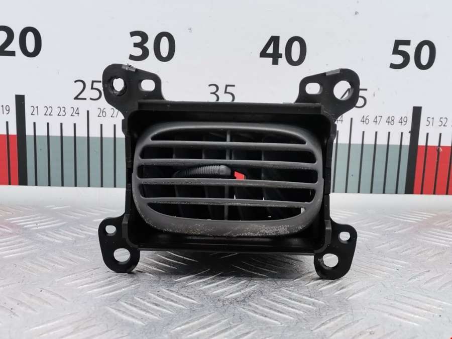 Дефлектор обдува салона Toyota Yaris_Verso (1999-2005) Минивэн 1999г. | Фото № 1 Дефлектор обдува салона Toyota Yaris_Verso (1999-2005) Минивэн 1999г. - Фото 1