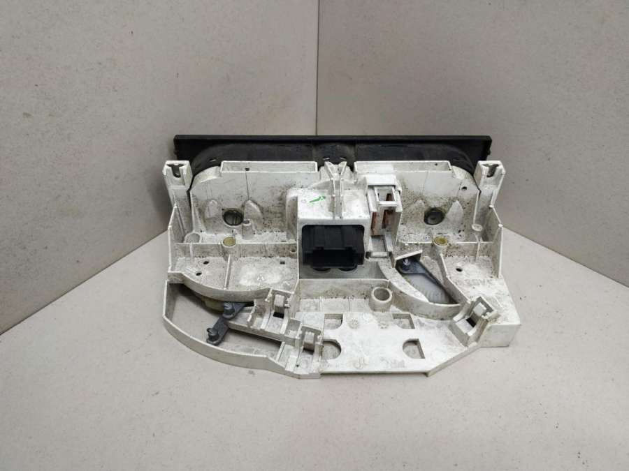 1J0819045F Блок управления печки / климат-контроля  Volkswagen Golf 4 2002г. | Фото № 2  1J0819045F Блок управления печки / климат-контроля  Volkswagen Golf 4 2002г. - Фото 2