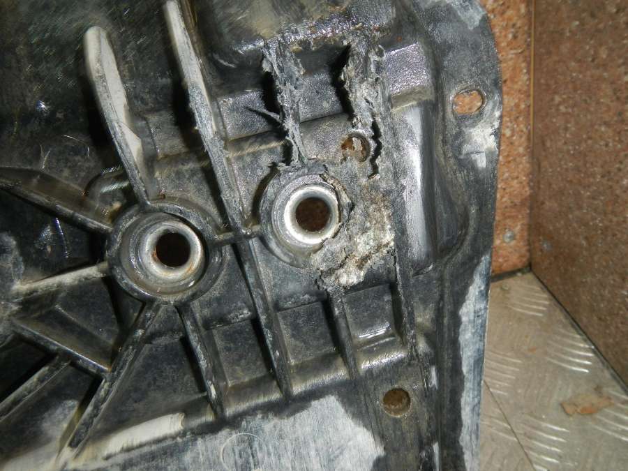 6C0825901A Пыльник двигателя  Volkswagen Polo 0000г. | Фото № 3  6C0825901A Пыльник двигателя  Volkswagen Polo 0000г. - Фото 3