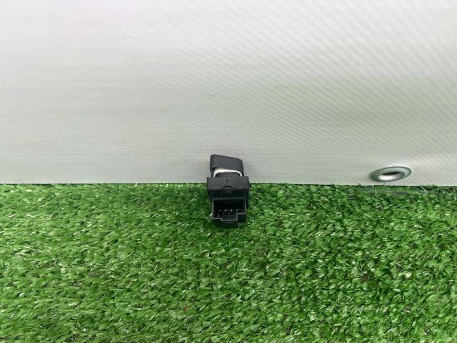 1k0962125b Кнопка центрального замка  Volkswagen Golf 5 2007г. | Фото № 4  1k0962125b Кнопка центрального замка  Volkswagen Golf 5 2007г. - Фото 4
