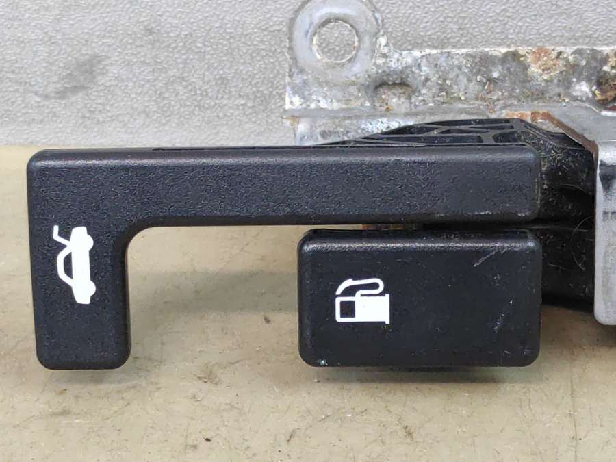 Ручка открытия лючка топливного бака  Subaru Impreza седан 2019г. | Фото № 2   Ручка открытия лючка топливного бака  Subaru Impreza седан 2019г. - Фото 2