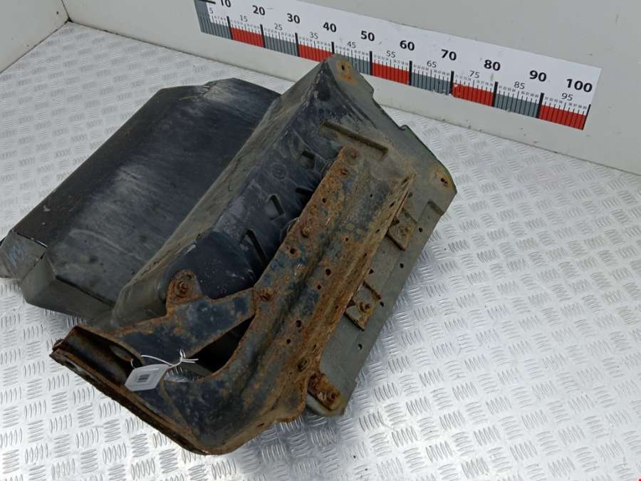 Подкрылок (защита крыла) передний правый Mercedes Atego 1 (1998-2004) Грузовой 2002г. | Фото № 2 Подкрылок (защита крыла) передний правый Mercedes Atego 1 (1998-2004) Грузовой 2002г. - Фото 2