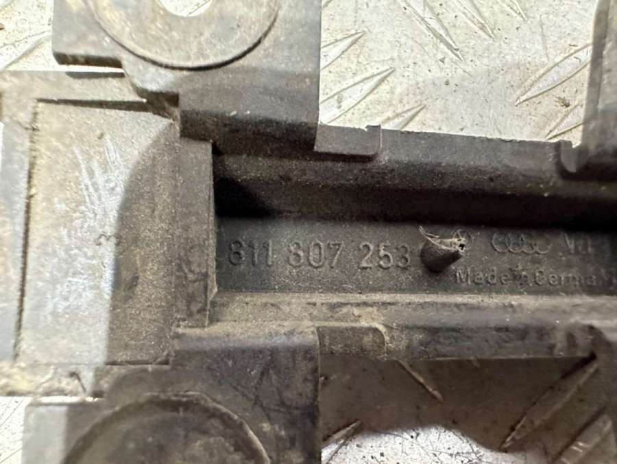 811807253 Кронштейн крепления бампера переднего Audi 80 B2 1984г. | Фото № 3 811807253 Кронштейн крепления бампера переднего Audi 80 B2 1984г. - Фото 3