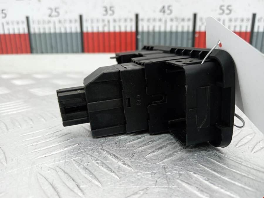 Кнопка корректора фар Mitsubishi Carisma (1995-2004) Хетчбэк 5дв. 1998г. | Фото № 5 Кнопка корректора фар Mitsubishi Carisma (1995-2004) Хетчбэк 5дв. 1998г. - Фото 5