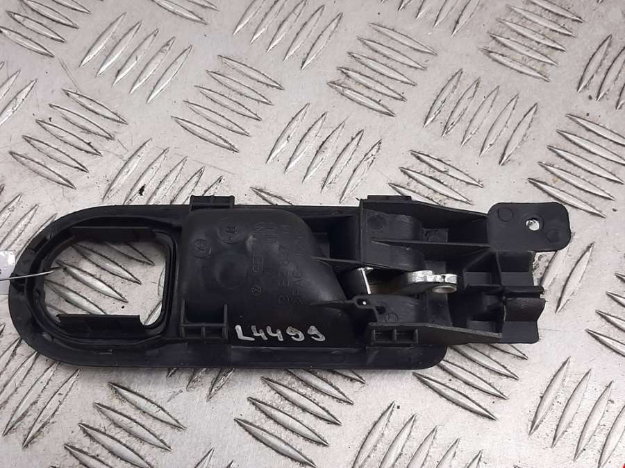 3B2837114 Ручка двери внутренняя передняя правая Volkswagen Passat 5 GP (2000-2005) Универсал 2001г. | Фото № 2 3B2837114 Ручка двери внутренняя передняя правая Volkswagen Passat 5 GP (2000-2005) Универсал 2001г. - Фото 2