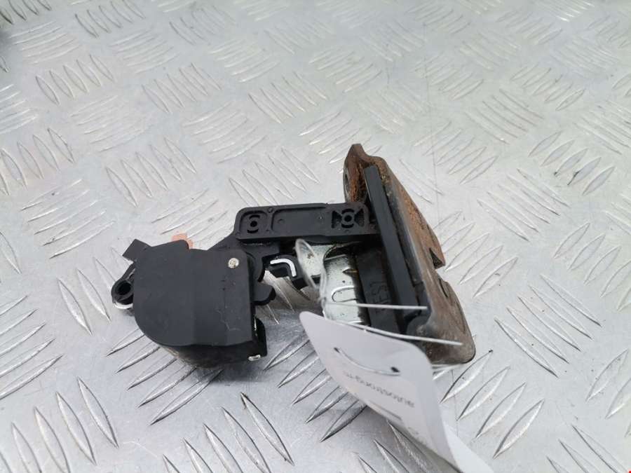 Замок крышки багажника Hyundai Santa Fe 2 (CM) (2005-2012) Внедорожник 5дв. 2011г. | Фото № 1 Замок крышки багажника Hyundai Santa Fe 2 (CM) (2005-2012) Внедорожник 5дв. 2011г. - Фото 1