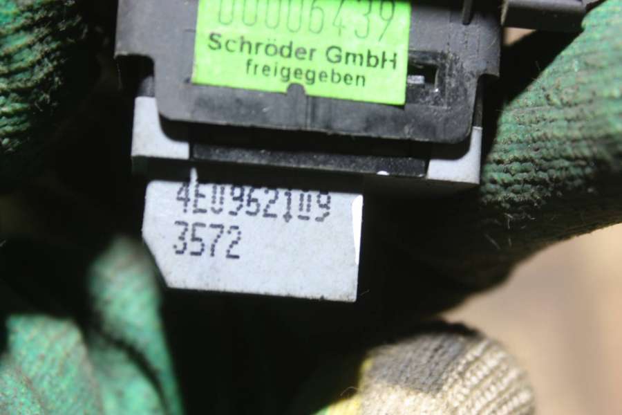 4E0962109 Кнопка (выключатель)  Audi A8 седан 0000г. | Фото № 3  4E0962109 Кнопка (выключатель)  Audi A8 седан 0000г. - Фото 3