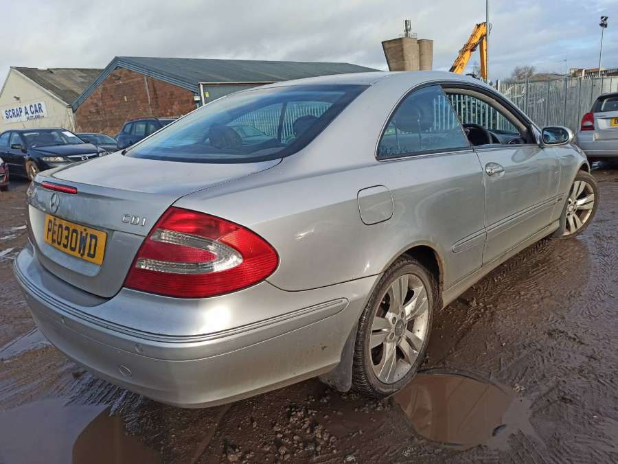 Петля капота правая Mercedes CLK-Class (W209) (2002-2010) Купе 2003г. | Фото № 9 Петля капота правая Mercedes CLK-Class (W209) (2002-2010) Купе 2003г. - Фото 9