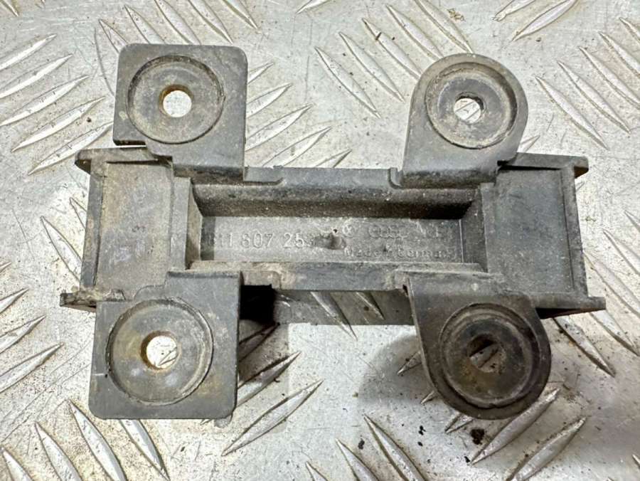 811807253 Кронштейн крепления бампера переднего Audi 80 B2 1984г. | Фото № 2 811807253 Кронштейн крепления бампера переднего Audi 80 B2 1984г. - Фото 2