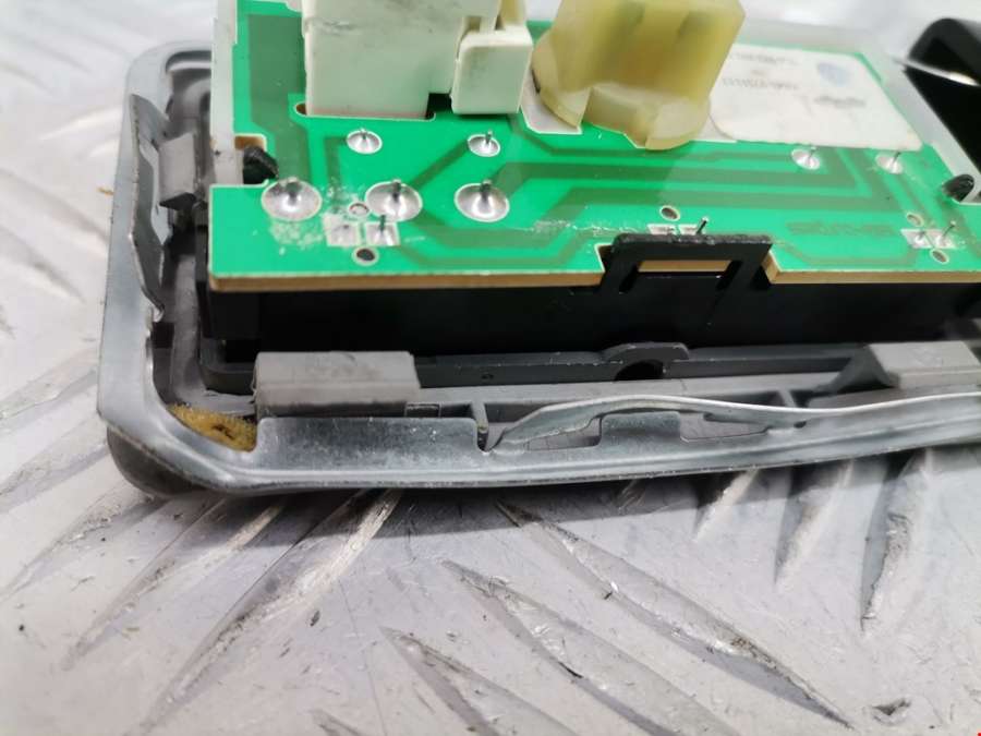 7L6947292B Плафон салонный Volkswagen Touareg 1 (2002-2010) Внедорожник 5дв. 2005г. | Фото № 4 7L6947292B Плафон салонный Volkswagen Touareg 1 (2002-2010) Внедорожник 5дв. 2005г. - Фото 4