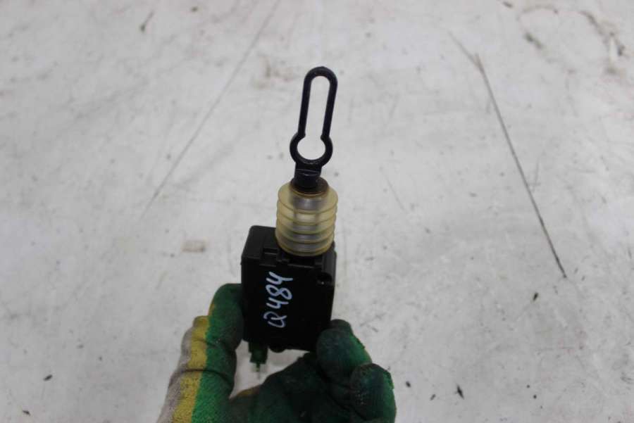 8D9962115A Активатор замка багажника Audi A4 B5 1998г. | Фото № 4 8D9962115A Активатор замка багажника Audi A4 B5 1998г. - Фото 4