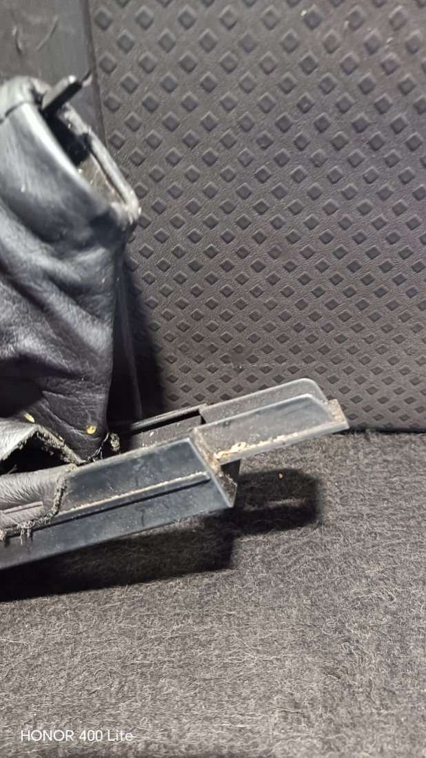 Чехол рычага ручного тормоза (ручника) Audi A6 C4 (S6,RS6) 1996г. | Фото № 2 Чехол рычага ручного тормоза (ручника) Audi A6 C4 (S6,RS6) 1996г. - Фото 2