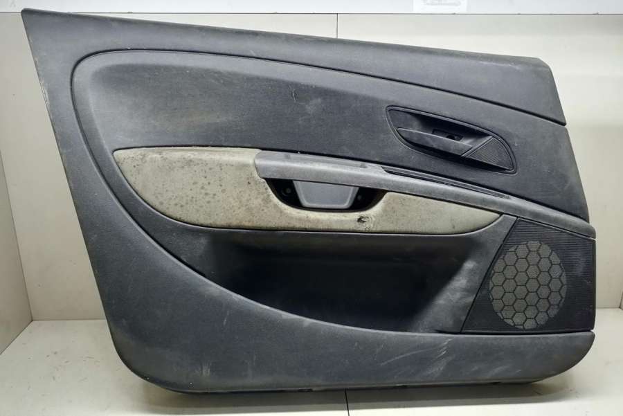 Обшивка двери передняя левая  Fiat Punto 3 хетчбэк 5 дв. 2007г. | Фото № 1   Обшивка двери передняя левая  Fiat Punto 3 хетчбэк 5 дв. 2007г. - Фото 1