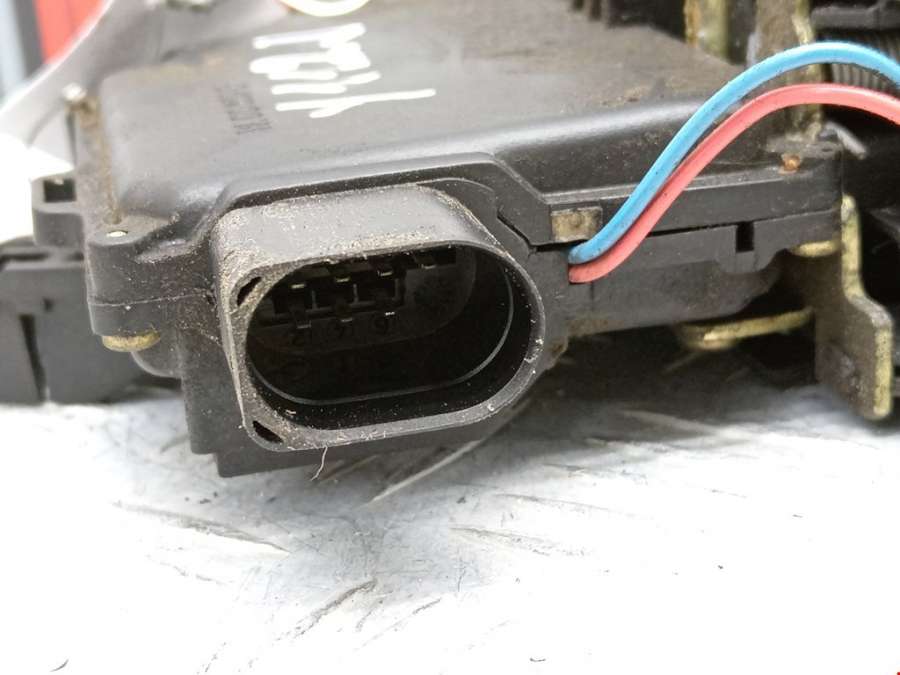 Замок двери задней левой Audi A6 C5 (1997-2005) Универсал 2001г. | Фото № 4 Замок двери задней левой Audi A6 C5 (1997-2005) Универсал 2001г. - Фото 4